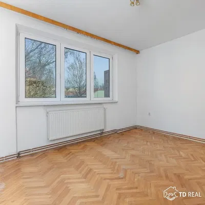 Дневна соба; поглед, дрвени под, природно светло