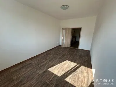 Schlafzimmer; holzboden, tageslicht