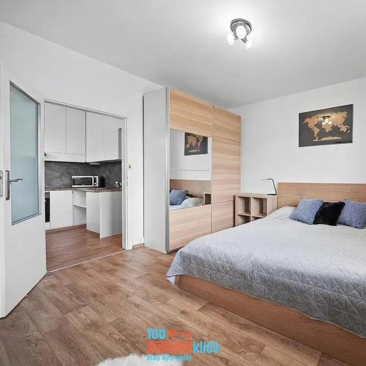 Schlafzimmer; holzboden, tageslicht, moderner stil