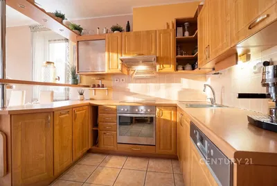 Keuken; keukenapparatuur, tegelvloer, natuurlijk licht, moderne stijl