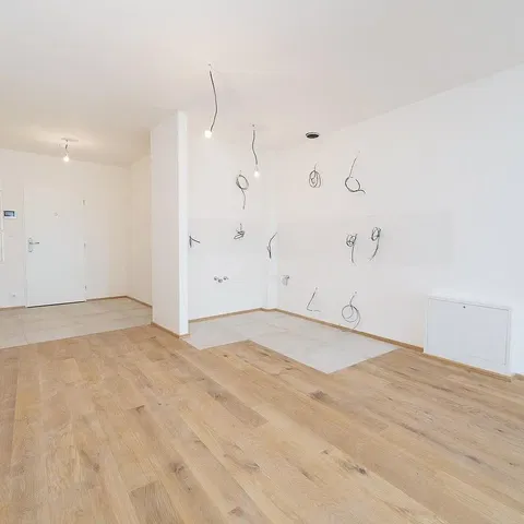 Salon; podłoga drewniana, podłoga z płytek, światło dzienne