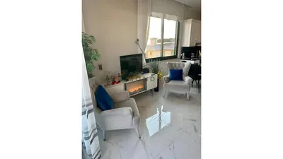 غرفة معيشة; إطلالة, مدفأة, أرضية من البلاط, ضوء طبيعي, أسلوب عصري