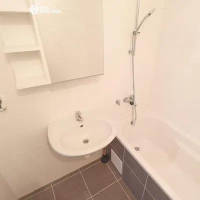 Badezimmer; fliesenboden, tageslicht, renoviert