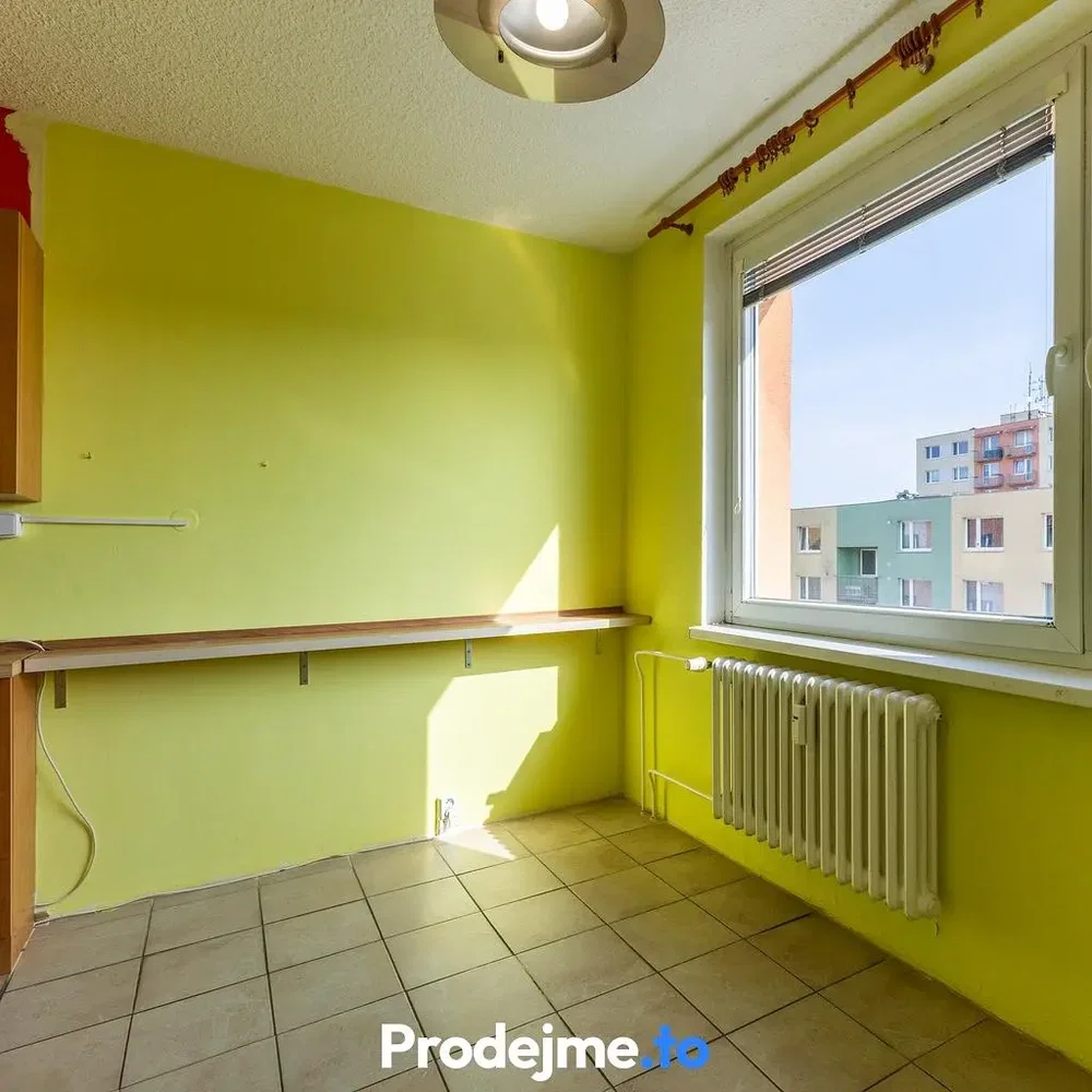 Cucina; pavimento in piastrelle, vista, luce naturale