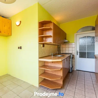 Cucina; pavimento in piastrelle, elettrodomestici