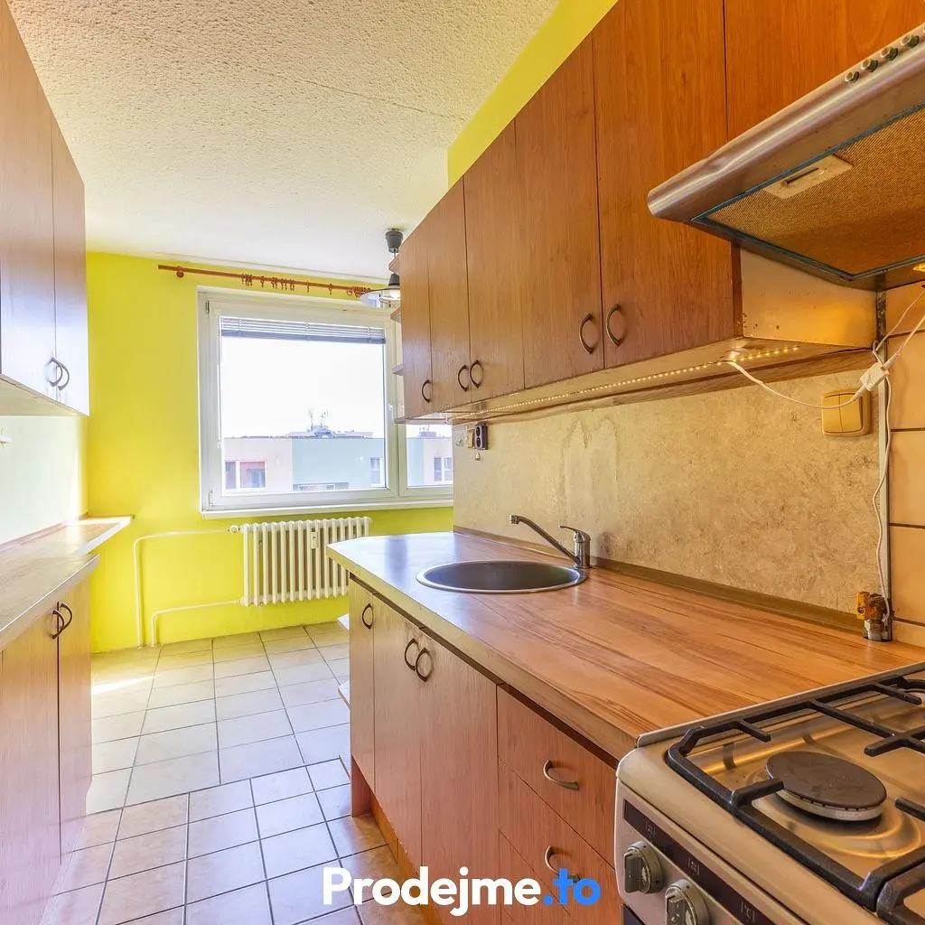 Cucina; elettrodomestici, pavimento in piastrelle, luce naturale