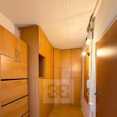 Garderobe; holzboden, renoviert