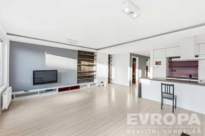Woonkamer; natuurlijk licht, moderne stijl, gerenoveerd, tegelvloer