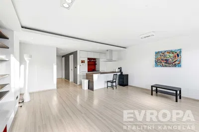 Woonkamer; moderne stijl, natuurlijk licht, houten vloer