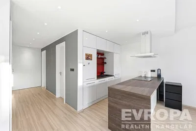 Keuken; keukenapparatuur, gerenoveerd, natuurlijk licht