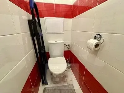 Toilette; fliesenboden