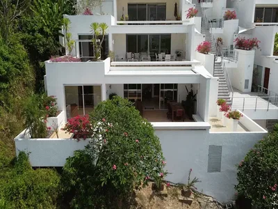 Dům a okolí; přirozené světlo