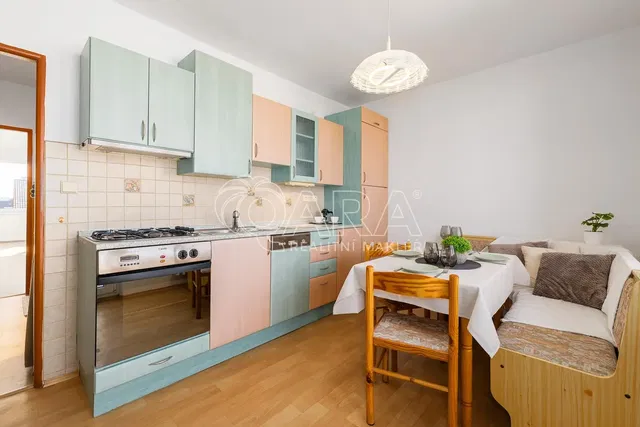 Cuisine; électroménager, carrelage, lumière naturelle