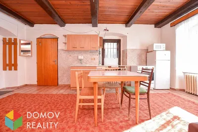 Küche; küchengeräte, fliesenboden, holzbalken, tageslicht