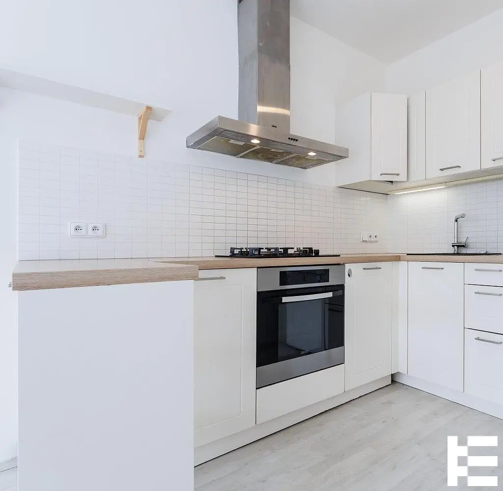 Küche; küchengeräte, fliesenboden, renoviert, tageslicht, moderner stil