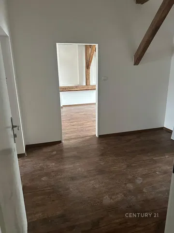 Ostale; drveni pod, prirodna svjetlost