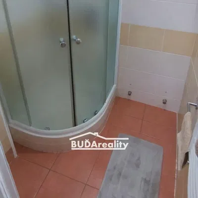 Badkamer; tegelvloer, natuurlijk licht