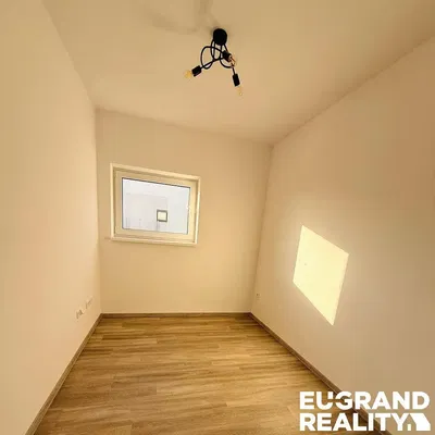 Yatak odası; doğal ışık, ahşap zemin