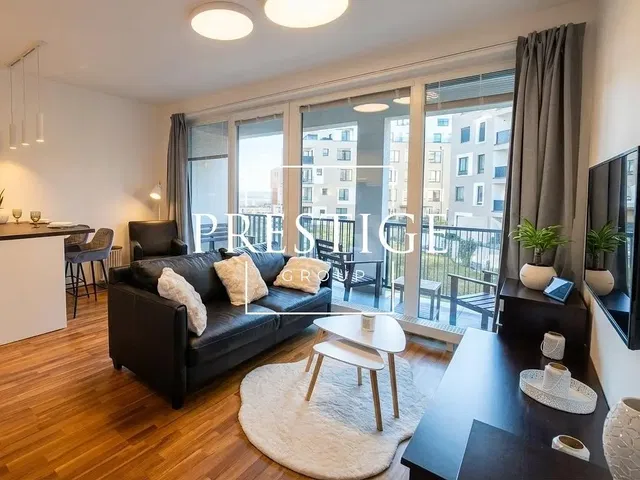 Salón; vista, suelo de madera, luz natural, estilo moderno