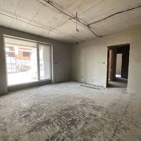 Oturma odası; tadilat gerekiyor, doğal ışık