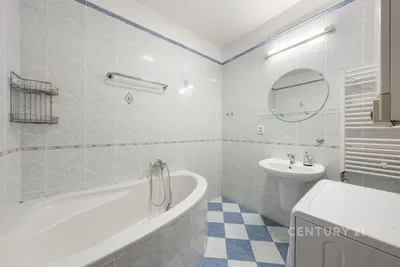 Badezimmer; fliesenboden, renoviert, tageslicht, moderner stil