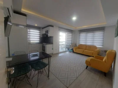 غرفة معيشة; أرضية من البلاط, ضوء طبيعي, أسلوب عصري