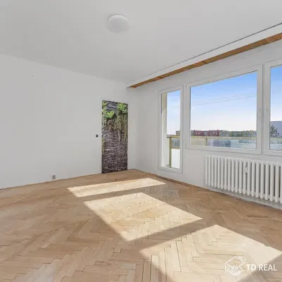 Woonkamer; uitzicht, houten vloer, natuurlijk licht