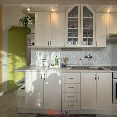 Mutfak; mutfak aletleri, doğal ışık, modern stil, fayans zemin