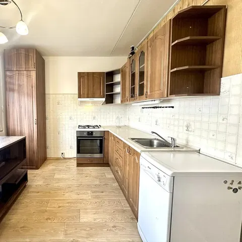 Cocina; electrodomésticos, suelo de baldosas