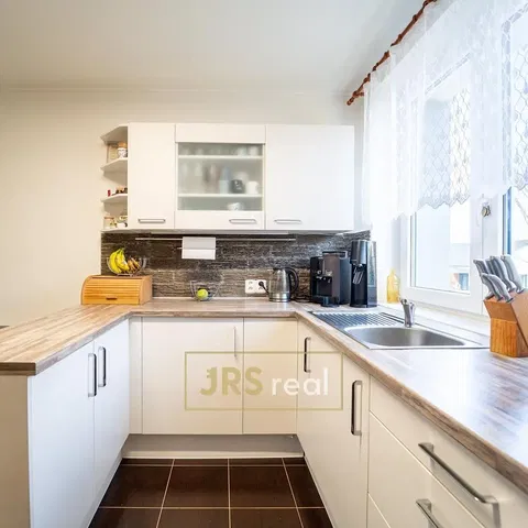 Mutfak; mutfak aletleri, doğal ışık, modern stil