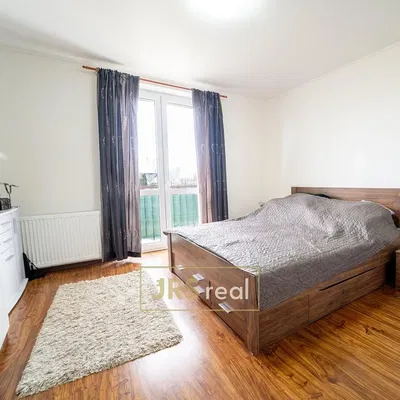 Yatak odası; ahşap zemin, doğal ışık, modern stil