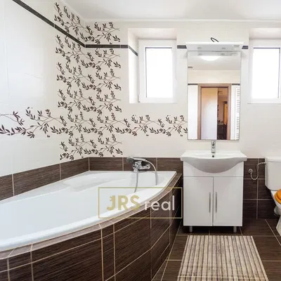 Banyo; fayans zemin, doğal ışık, tadilatlı