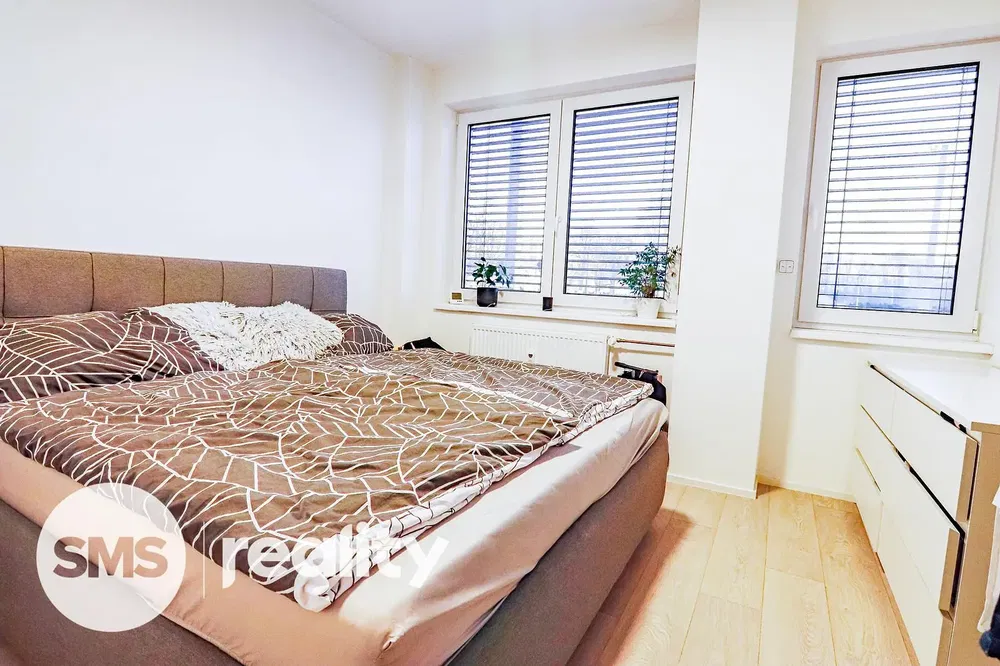 Yatak odası; ahşap zemin, doğal ışık, modern stil