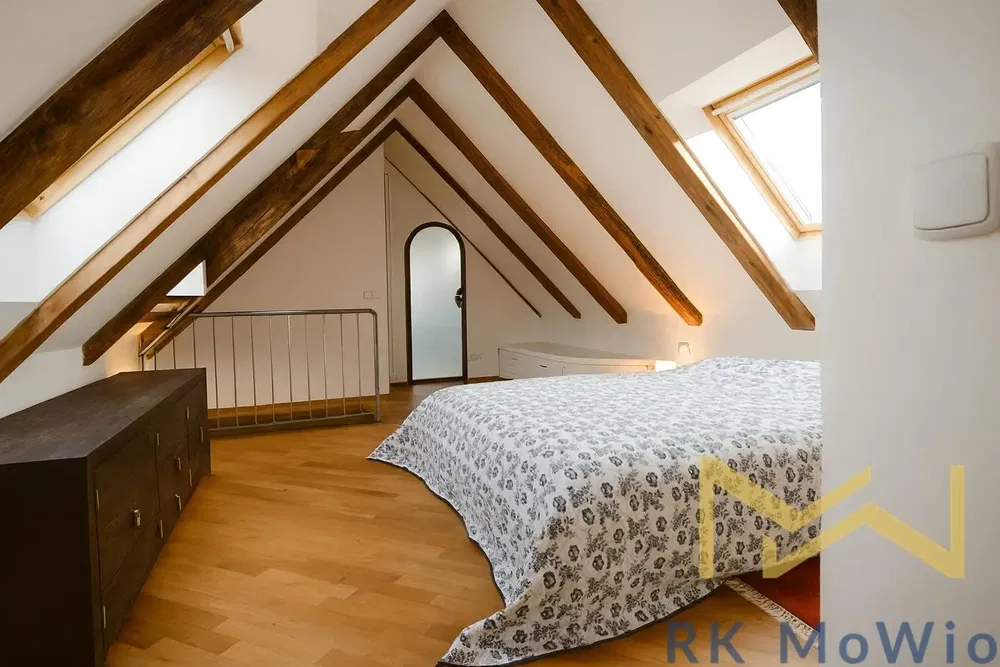 Schlafzimmer; holzbalken, tageslicht