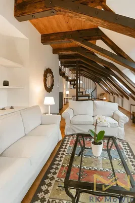 Wohnzimmer; holzbalken, tageslicht, moderner stil