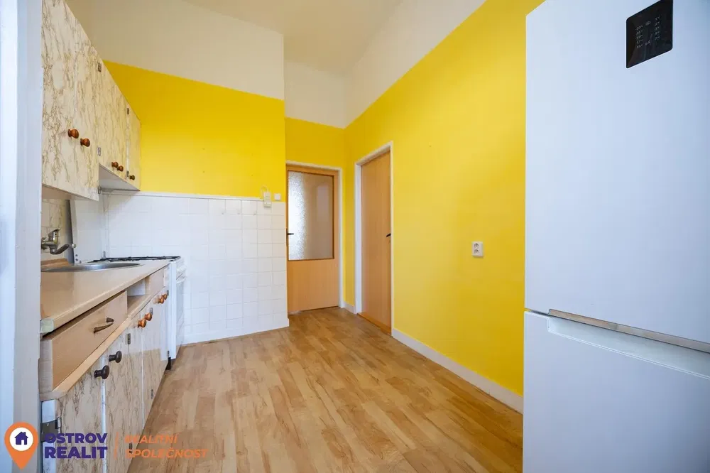 Mutfak; mutfak aletleri, fayans zemin, ahşap zemin