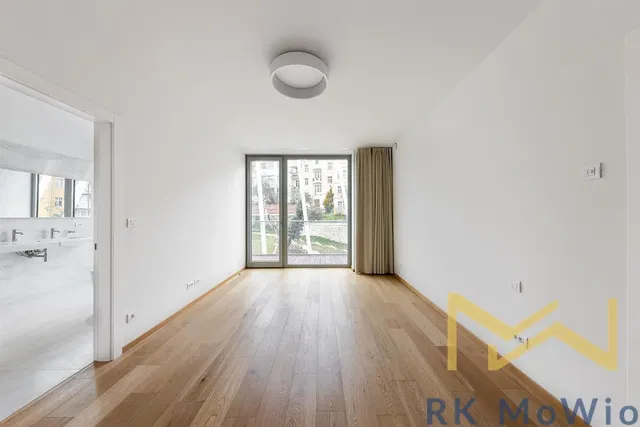 Soggiorno; vista, pavimento in legno, luce naturale, ristrutturato