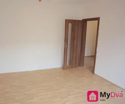 Yatak odası; ahşap zemin, doğal ışık