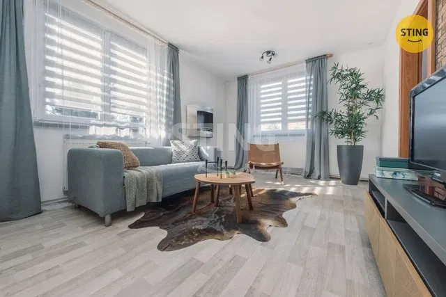 Woonkamer; natuurlijk licht, moderne stijl, houten vloer