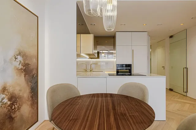 Cucina; stile moderno, pavimento in legno, luce naturale, ristrutturato