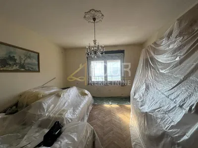 Dnevni boravak; potrebna renovacija, drveni pod