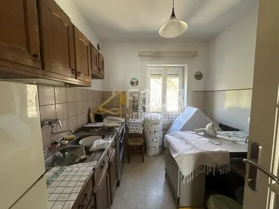 Kuhinja; kućanski aparati, pločice, prirodna svjetlost