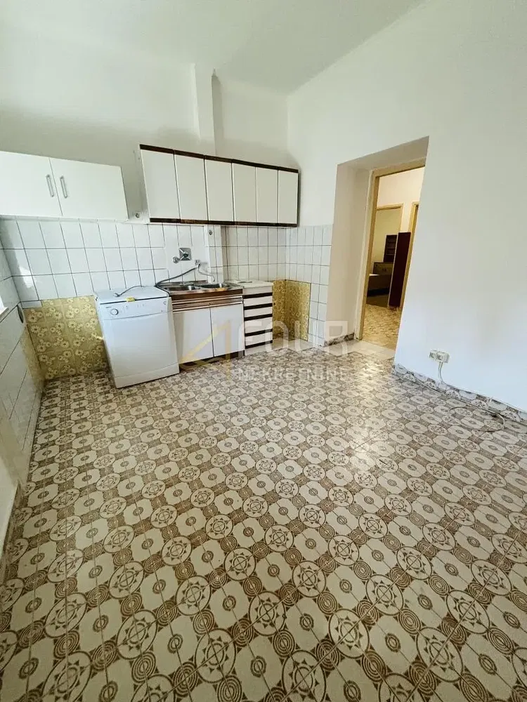 مطبخ; أرضية من البلاط, يحتاج إلى تجديد