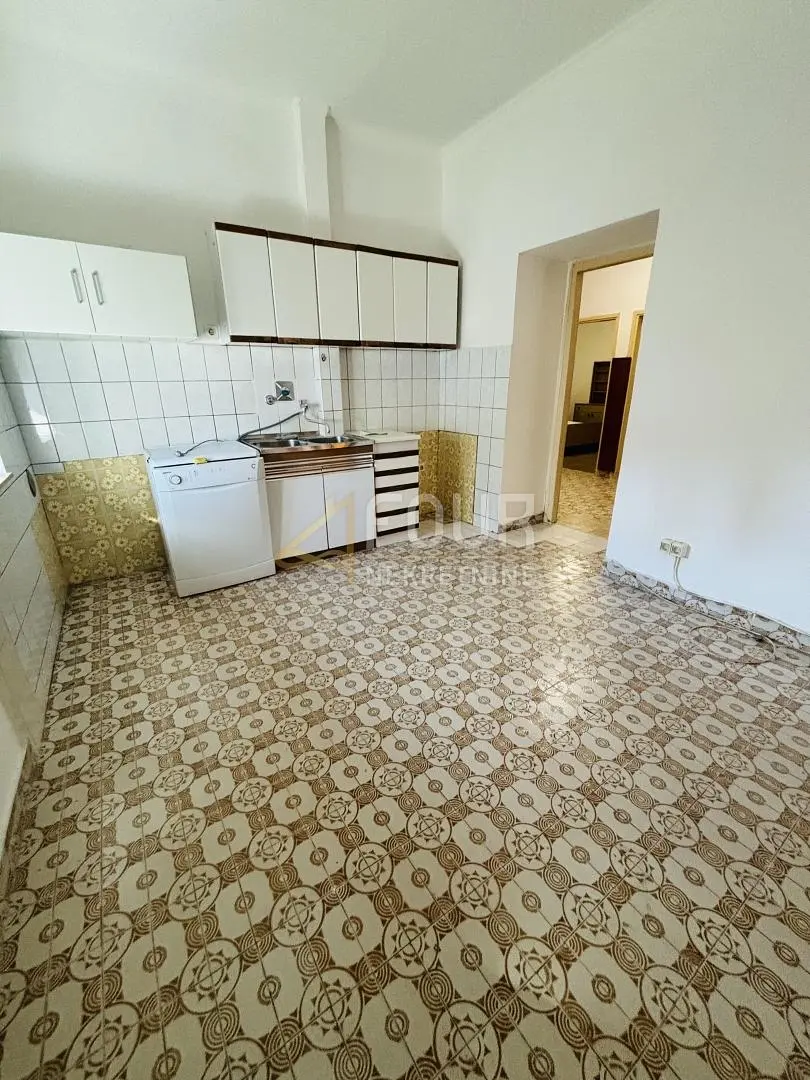 مطبخ; أرضية من البلاط, يحتاج إلى تجديد