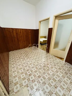 غرفة; أرضية من البلاط, يحتاج إلى تجديد