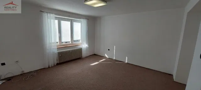 Camera da letto; luce naturale, necessita ristrutturazione