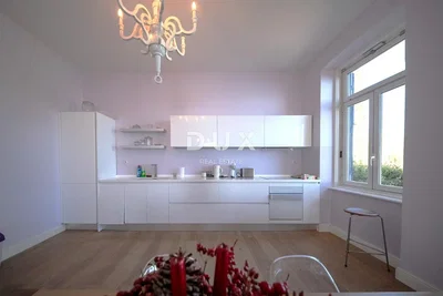 Kuchyně; kuchyňské spotřebiče, přirozené světlo, moderní styl