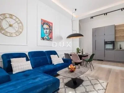 Obývací pokoj; moderní styl, přirozené světlo, dřevěná podlaha