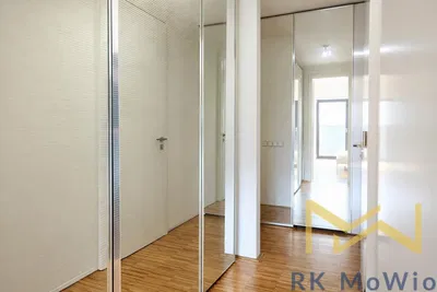 Kammer; holzboden, tageslicht