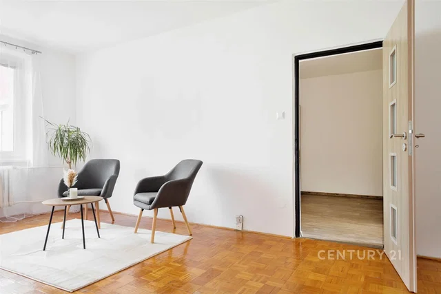 Woonkamer; natuurlijk licht, houten vloer, moderne stijl